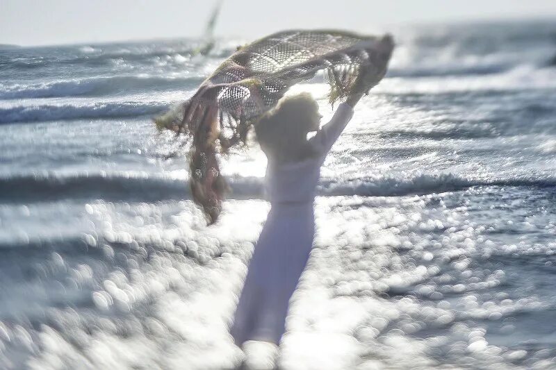 дыхание ветра 2. дыхание ветра 2. поймать ветер. штормовой ветер хаяте. картина девушка на пляже.