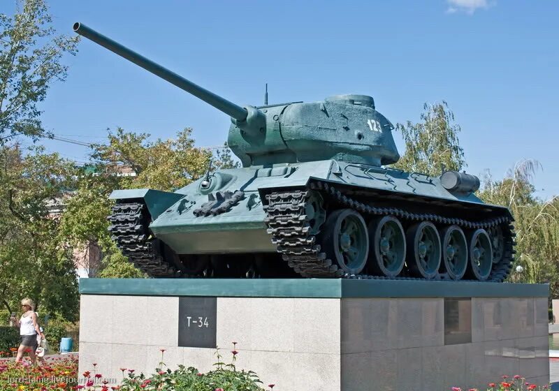Су 100 парад победы москва. Т34-85 танк победы. Танк т 34 85 победный. Танк т-34 на красной площади. Танк т-34 в парке победа уфа.