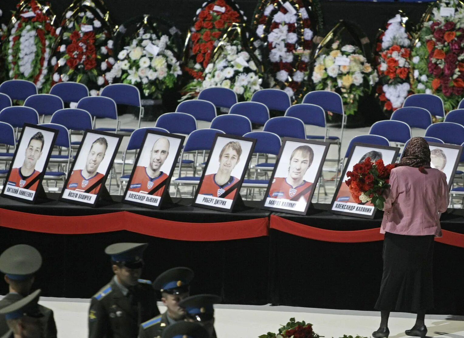 хк локомотив ярославль трагедия. як 42 ярославль крушение. команда локомотив авиакатастрофа. локомотив ярославль як 42. трагедия команды локомотив ярославль 2011.