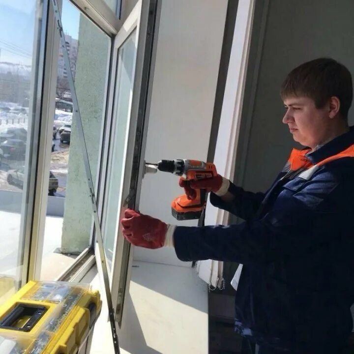 Монтажник окон пвх. Новосибирск мастер окон пластиковые окна. Специалист по ремонту окно. Монтажник окон пвх. Сборка пластиковых окон.