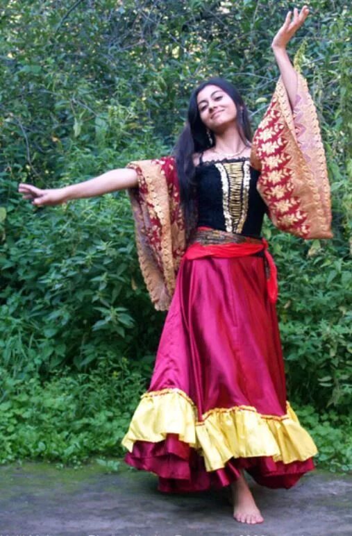 Цыганский ансамбль Свэнко. Цыганский костюм. Национальный костюм цыган. Цыганский национальный костюм женский.