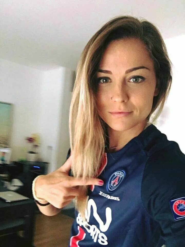 Cara germain. Футболистка Laure Boulleau. Журналистка ПСЖ. ЛОР Булло. Laure Boulleau (ЛОР Булло).