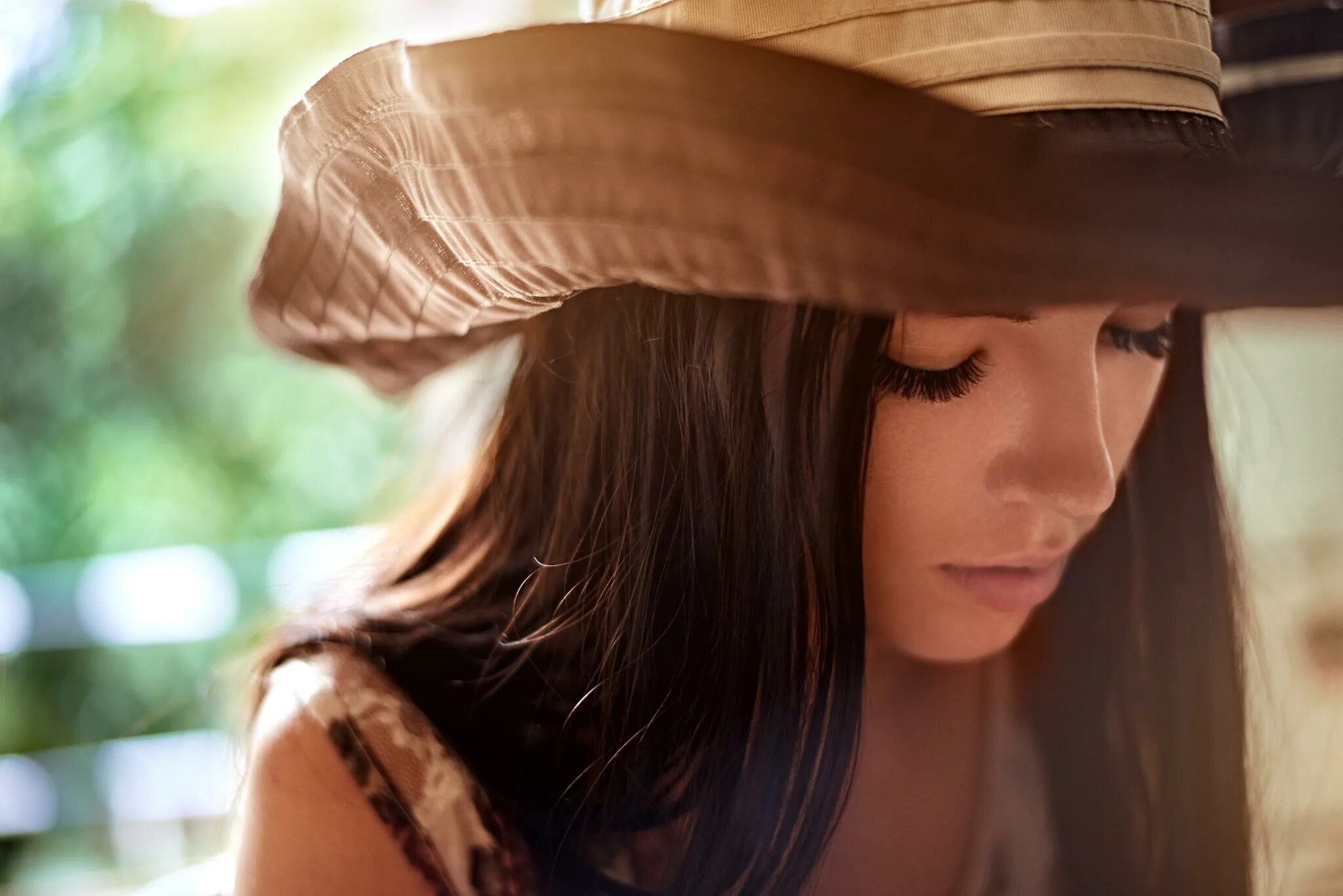 Элегантная девушка в шляпе. Красивые дамы в шляпках. Клипы девушка в шляпе. Девушка на черном фоне. Клипы девушка в шляпе.