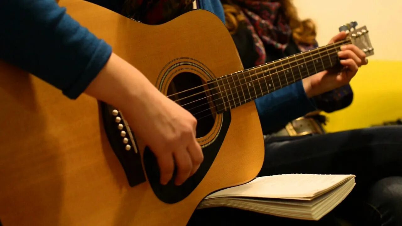 Девушка играет на гитаре песни. Гитарный вечер. Вечер с гитарой. Вечер под гитару. Под гитару в компании.
