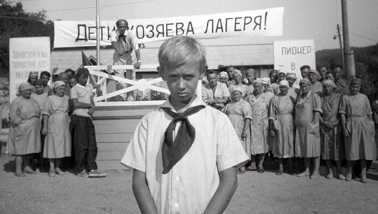 Проклятые качели в лагере. Сатули лагерь. Заброшенный пионерский лагерь статуи. Заброшенный пионерский лагерь хоррор. Ужасы пионерского лагеря.