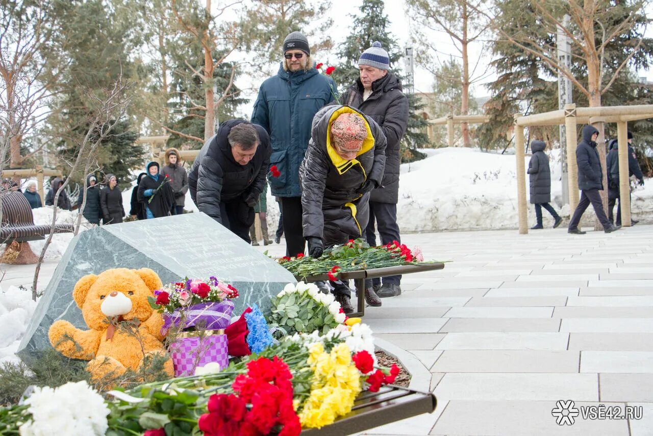 Зимняя вишня что сейчас на этом месте. Парк ангелов Кемерово зимняя вишня. Кемерово зимняя вишня сейчас парк ангелов. Зимняя вишня мемориал. Кемерово мемориал зимняя вишня.