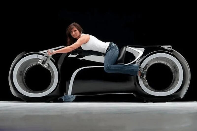 Трон жизнь. Мотоцикл tron light cycle. трон светоцикл концепт. tron legacy светоцикл.