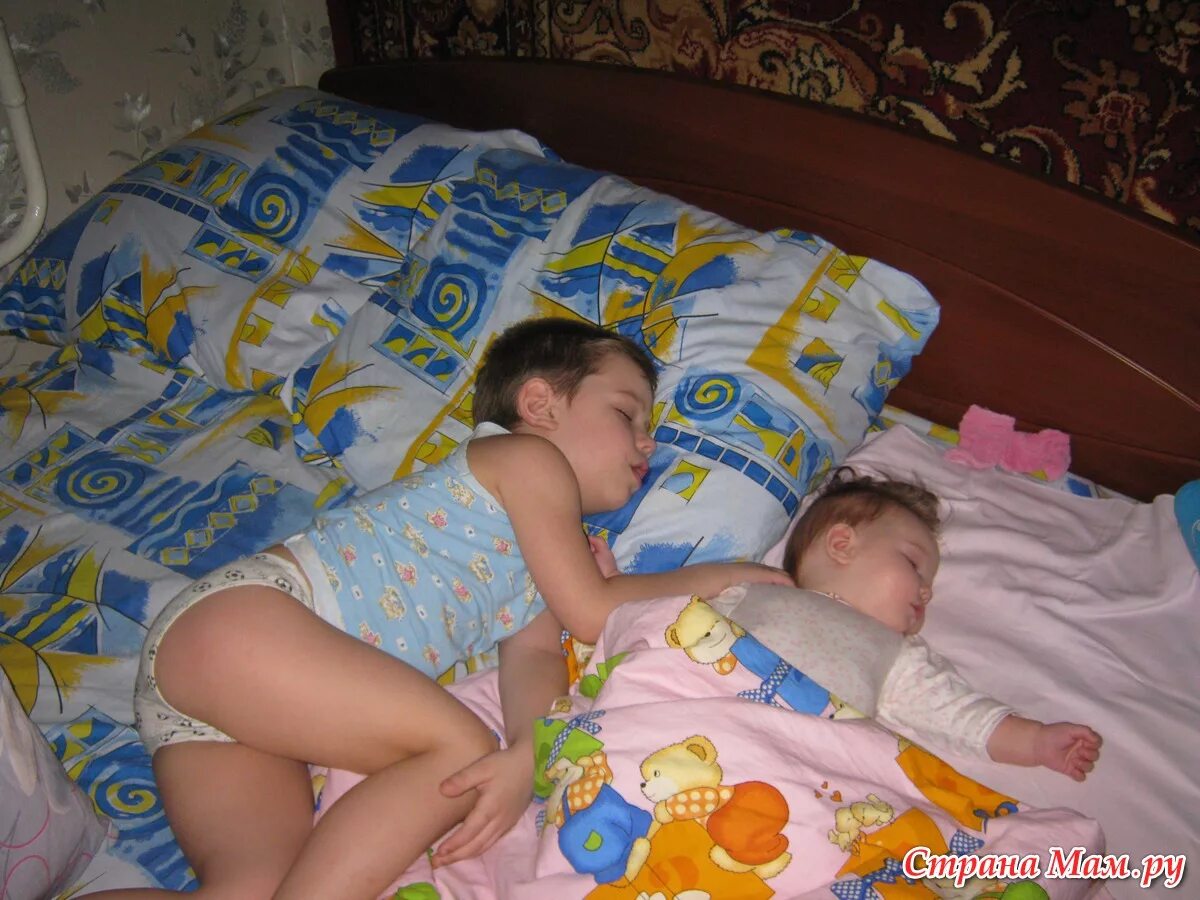 Брат ухаживает за сестрой. Детишки спят в трусиках. Спящие Голопопики. Малыши Голопопики.