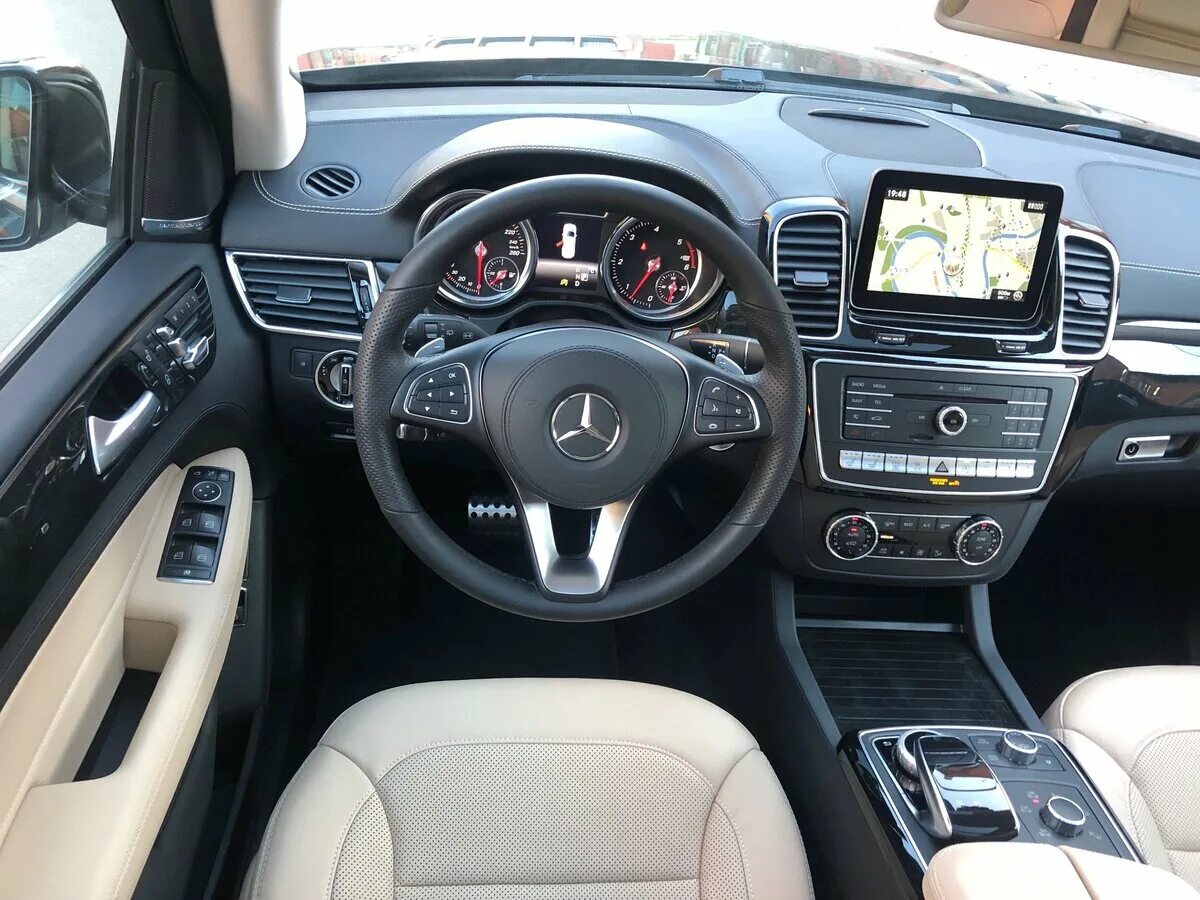 Gls салон. Mercedes gl 350d салон. X166 Мерседес GLS салон. GLS 350d салон. Мерседес ГЛС 350 2018.