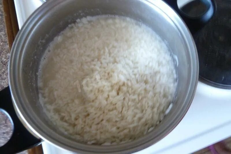Отварить рис до полуготовности. Пена при варке риса. Варить рис до полуготовности. Рис полуготов и полуготовности.