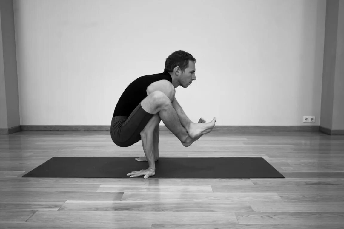 бхуджапидасана. бхуджапидасана мышцы. аштанга бхуджапидасана. бхуджапидасана. аштанга-виньяса-йога.