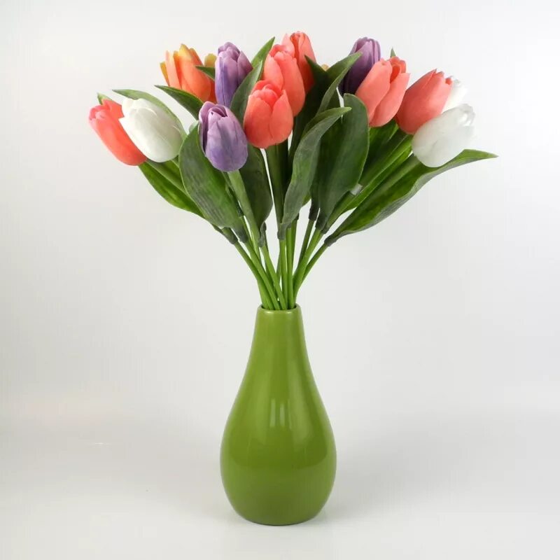 Сколько воды наливать тюльпанам в вазе. Тюльпаны в вазе. Ваза с тюльпанами. Букет тюльпанов в вазе. Вазы с цветами.