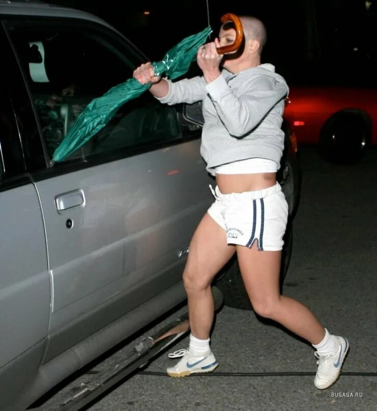 Лысая бритни спирс с зонтиком. Бритни спирс с наркотой. Бритни сошла с ума. Бритни сошла с ума. Бритни сошла с ума.