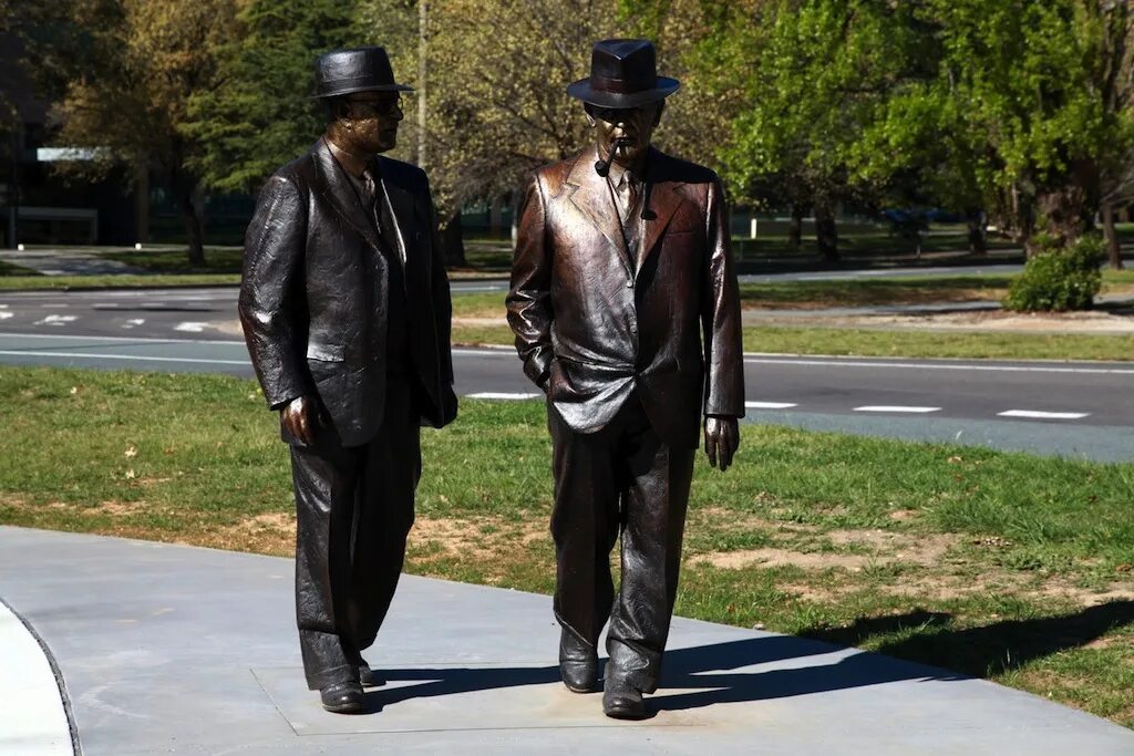 памятник два мужчины. статуя с двумя головами. ярославль городские скульптуры. дерри памятник. памятник два мужчины.