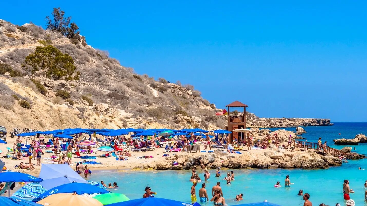 Кипр туристы. Кипр для россиян. Море на кипре 1го апреля 2023. Кипр для россиян 2023. Кипр никосия фото пляжей.