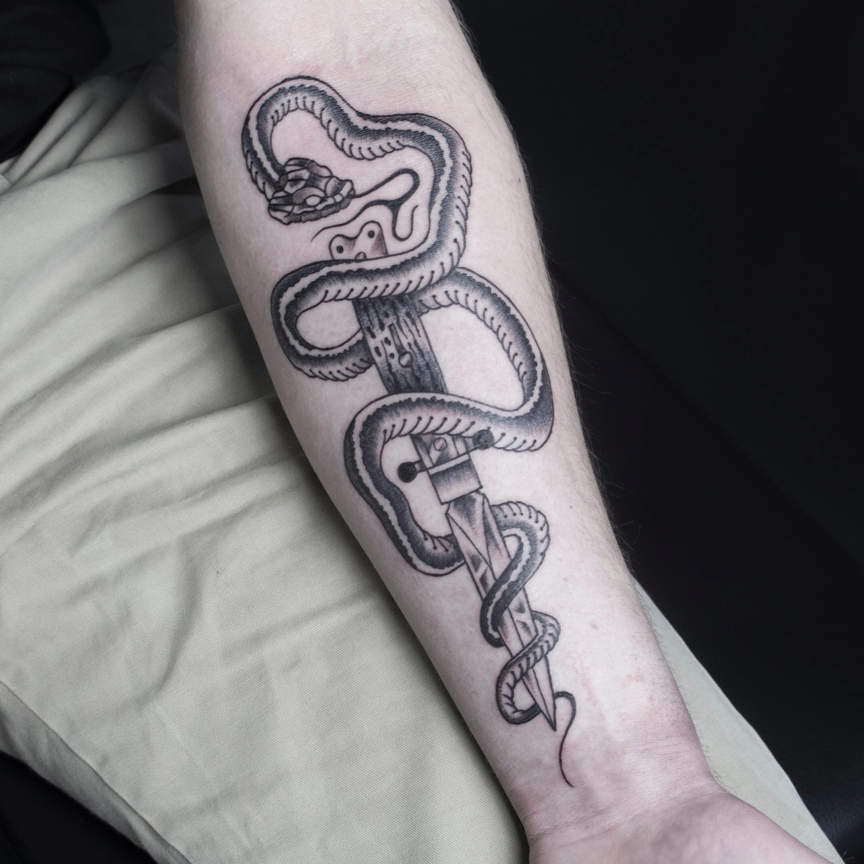 тату змея. тату змеи. кинжал со змеей. тату кинжал со змеей. тату змея.