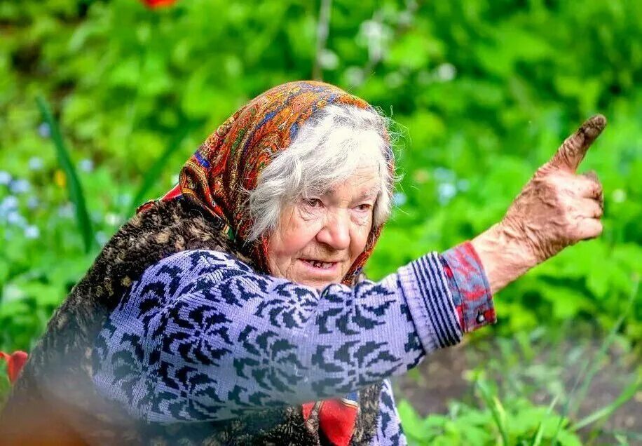 Бабушка на даче. Пенсионерка на даче. Пенсионеры в огороде. Бабушка в огороде. Бабка 3 видео