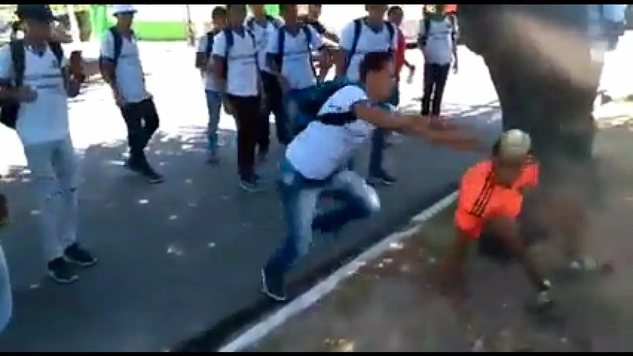 Пацан украл кроссовки в бразилии. Парень украл кроссовки в бразилии. мальчик который воровал кроссовки в бразилии. чел украл кроссовки в бразилии. бразильский мальчик украл кроссовки фулл.