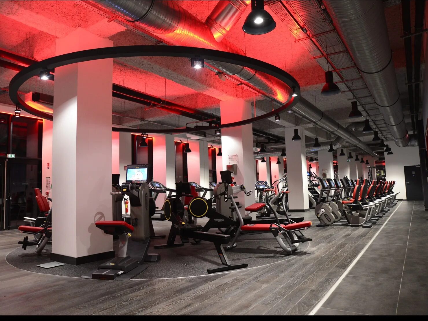 Sports club or sport club. Брокус спорт. Reebok Sport Club Armenia. Wellness спортзал. Современный клуб спорт.