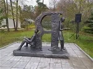 Каким буквам есть памятники