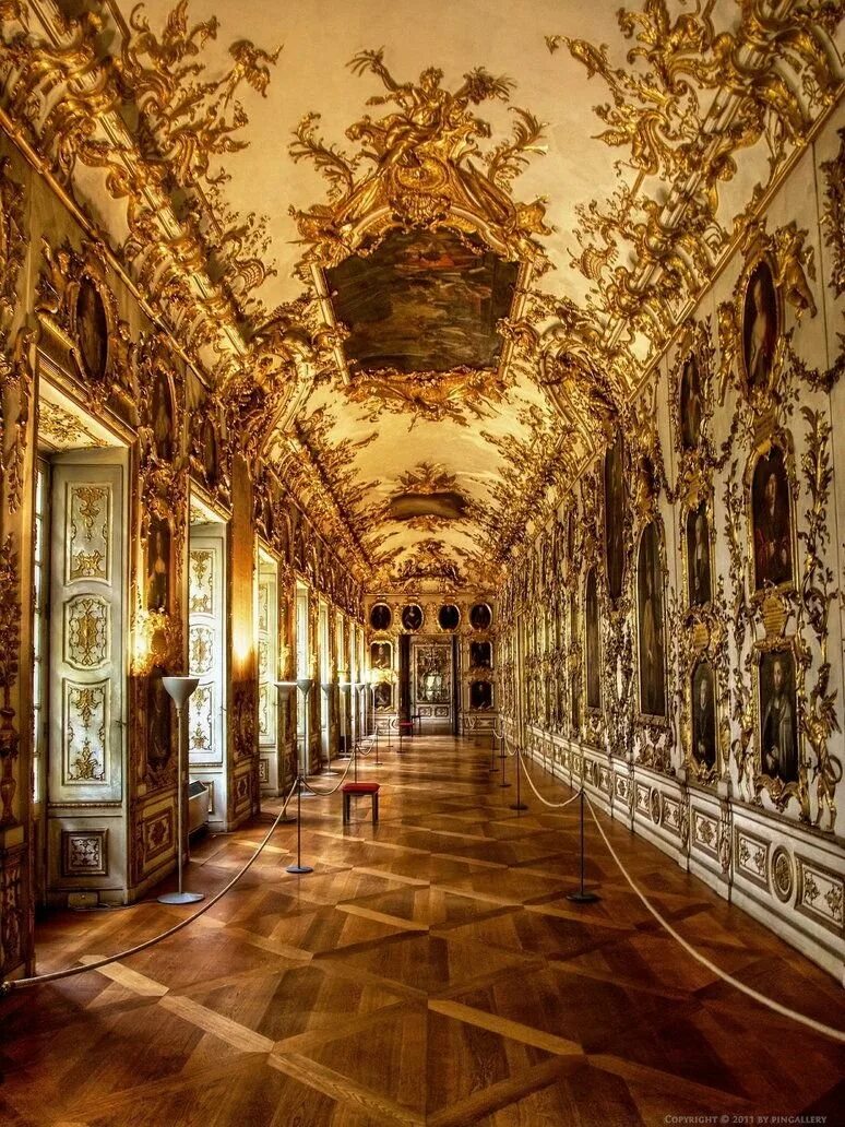 Версальский дворец Версаль стиль Барокко. Версальский дворец Анфилада залов. Барокко интерьеры Версальского дворца. Зеркальная галерея Версальского дворца. Версаль интерьер