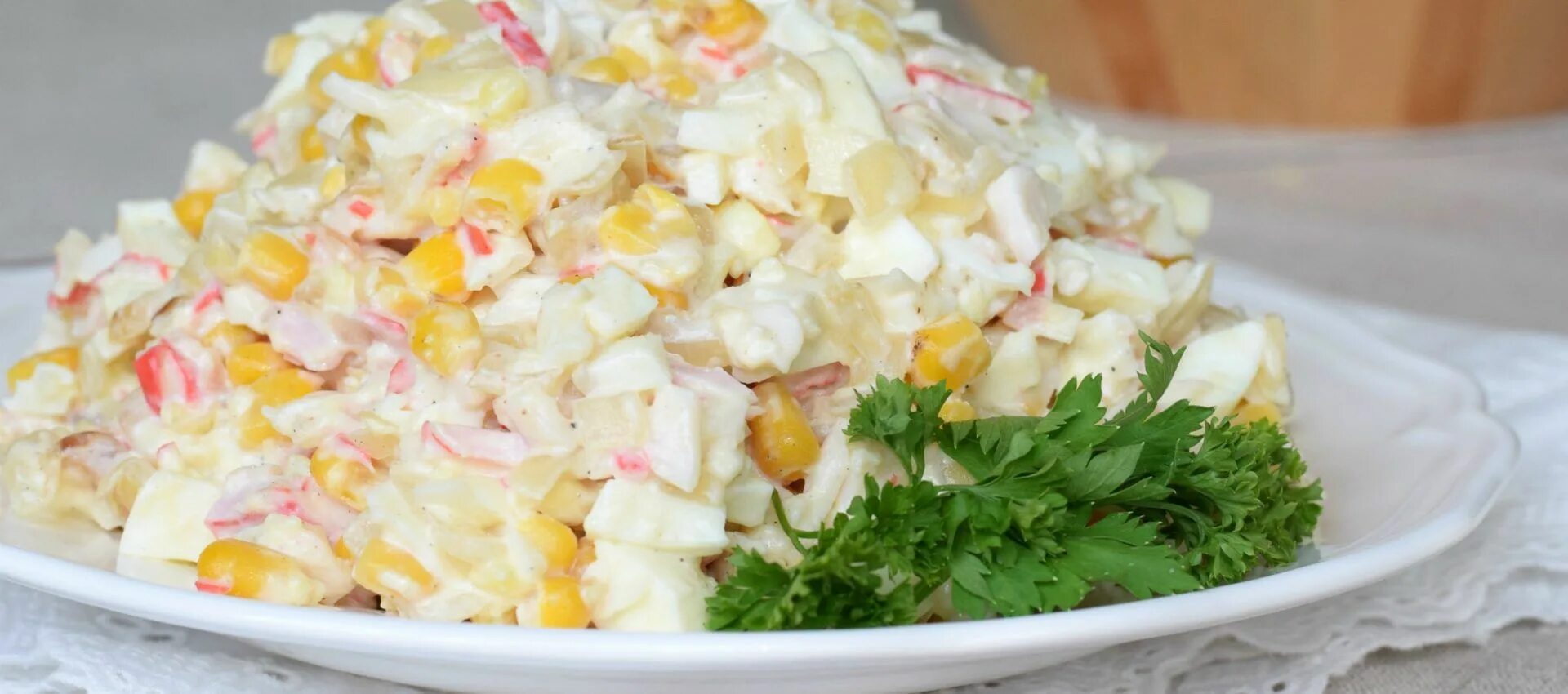Салат из крабовых палочек без кукурузы. Салат с крабовыми палочками и кукурузой. Простой салат с крабовыми палочками без кукурузы. Пицца с крабовыми палочками. Салат без крабовых палочек.