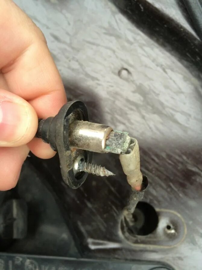 Концевик капота лачетти хэтчбек. Концевик багажника 2110. Датчик открытия капота дастер. Концевики крышки багажника ваз 2114. Где находится концевик сигнализации.