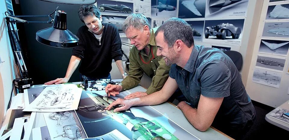 Production designer. Графический дизайн. Даниэль саймон дизайнер. Разыскивается графический дизайнер. Процесс работы дизайнера.