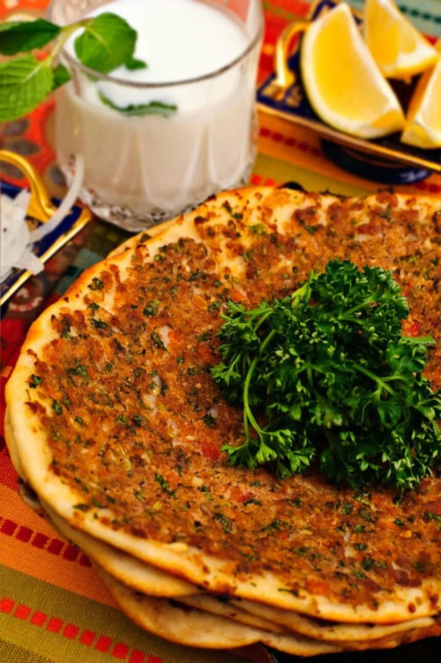 Лахмаджун. Лахмаджун армянский. Турецкая пицца Лахмаджун. Лахмаджун Адана.