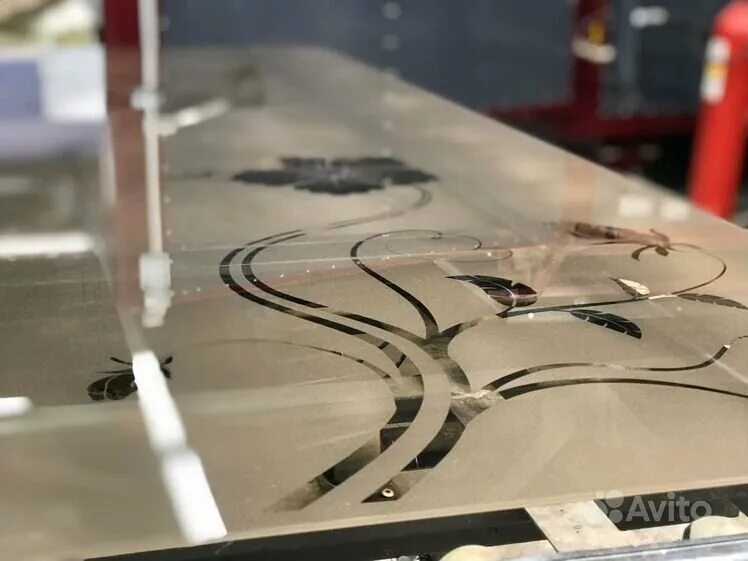 Техники обработки стекла. Стекло с пескоструйной обработкой. Пескоструйная резка стекла. Стекло обработанное пескоструем. Пескоструйное нанесение рисунка на стекло.