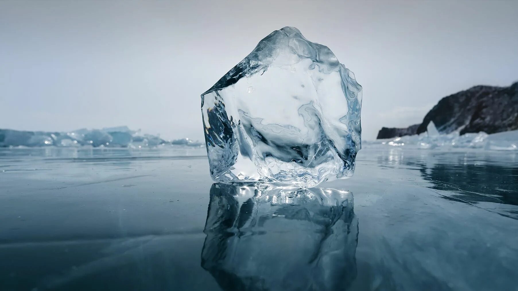 Озеро Байкал Кристальный лёд. Айсберг Байкал. Кристальный лед Байкала. Замерзшее озеро Байкал.