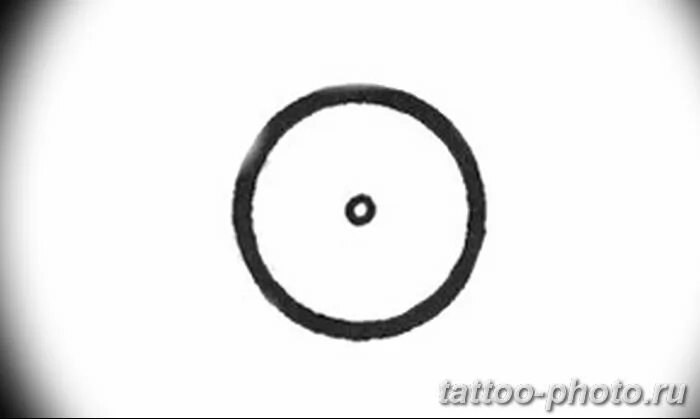 Точка по середине знак. Круг с точками внутри. Татуировка круг с точкой. Кружок с точкой. Круг с точкой посередине.