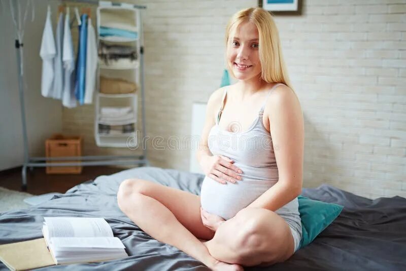 Молодые девушки забеременели. Молодые беременные. Беременные девочки подростки. Беременные несовершеннолетние.