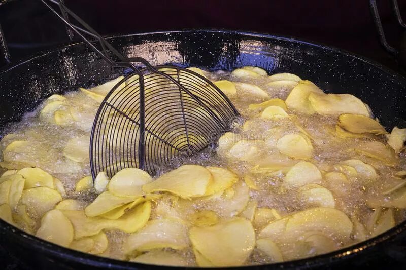 Чипсы которые жарят в масле. Снеки для кипящего масла. чипсы в масле. чипсы жарятся в масле. жарка чипсов.