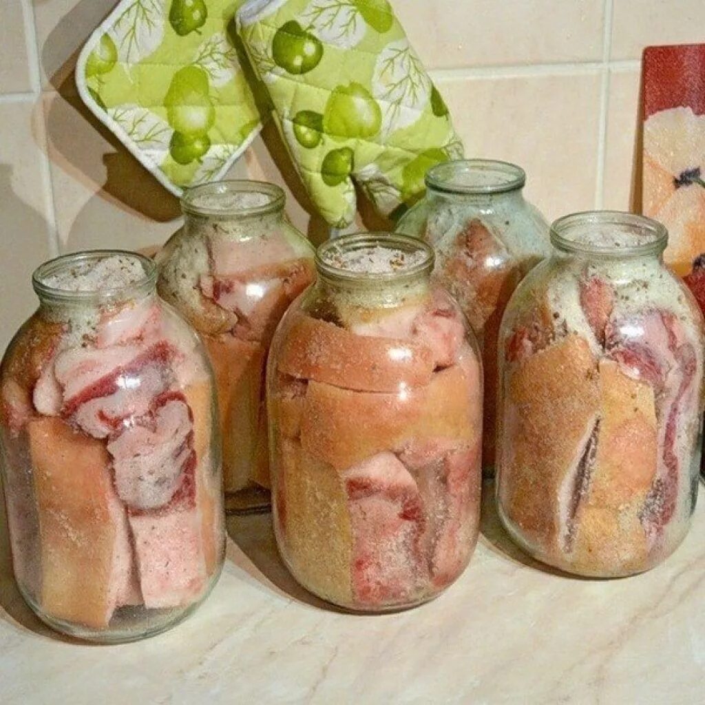 Засолка рецепты с фото. Сало в банке. Консервирование сала в банках. Сало в рассоле. Сало в рассоле в банке.