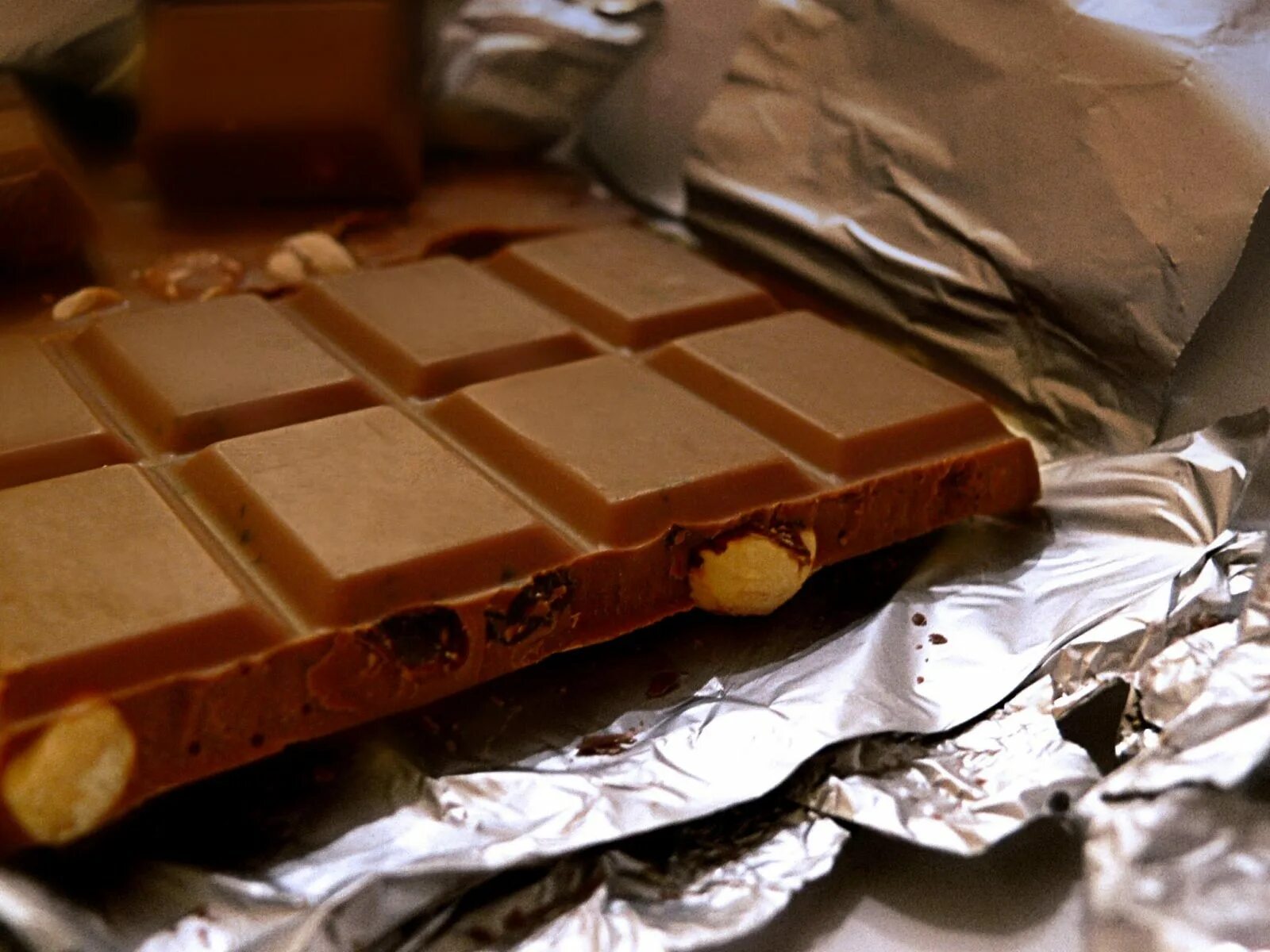 Три плитки шоколада. Плитка шоколада. Шоколадная плитка. Плиточный шоколад. Плитка шоколада на столе.