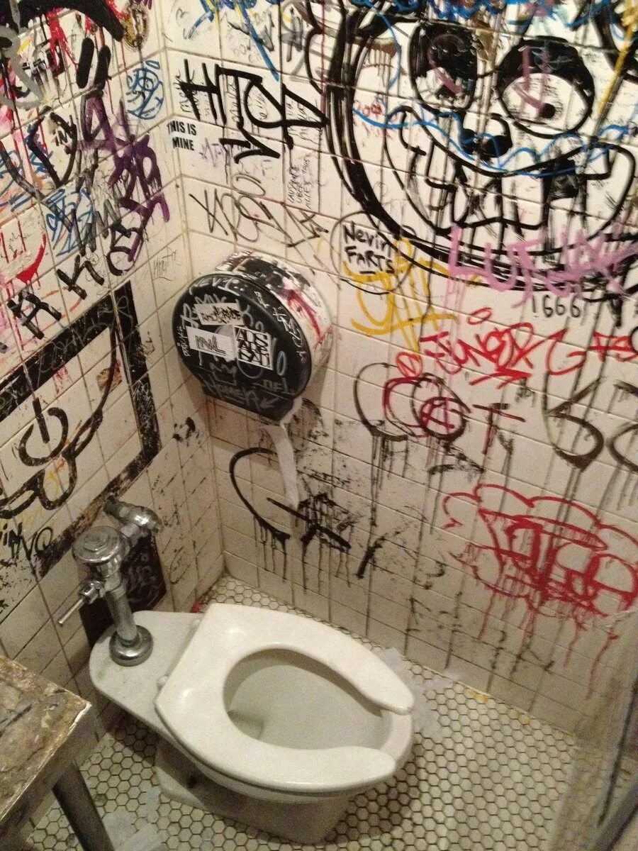 Покажи фотографию туалета. Разрисованный туалет. Разрисованные стены в туалете. Граффити в туалете. Надписи на стенах в туалете.