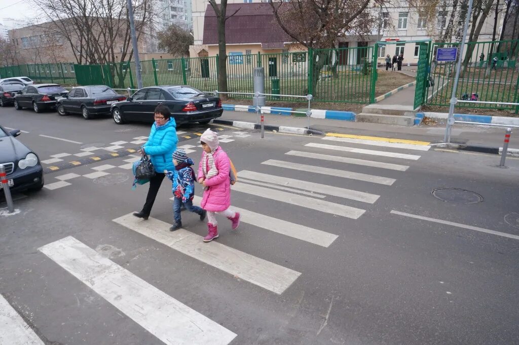 Проехал по пешеходу. Пешеходный переход. Пешеход у дороги. Дорога с пешеходным переходом. Пешеходный переход для детей.
