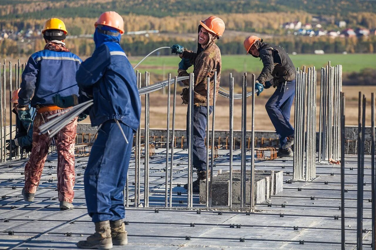 Первый строитель в россии. Мигранты на стройке. Мигранты строители. Рабочие на стройке. Гастарбайтеры на стройке.