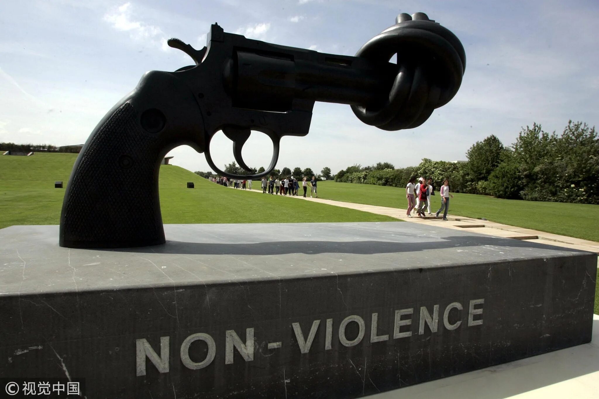 Узловатый пистолет памятник. Памятник ненасилия. Non violence. Non логотип. Non violence.