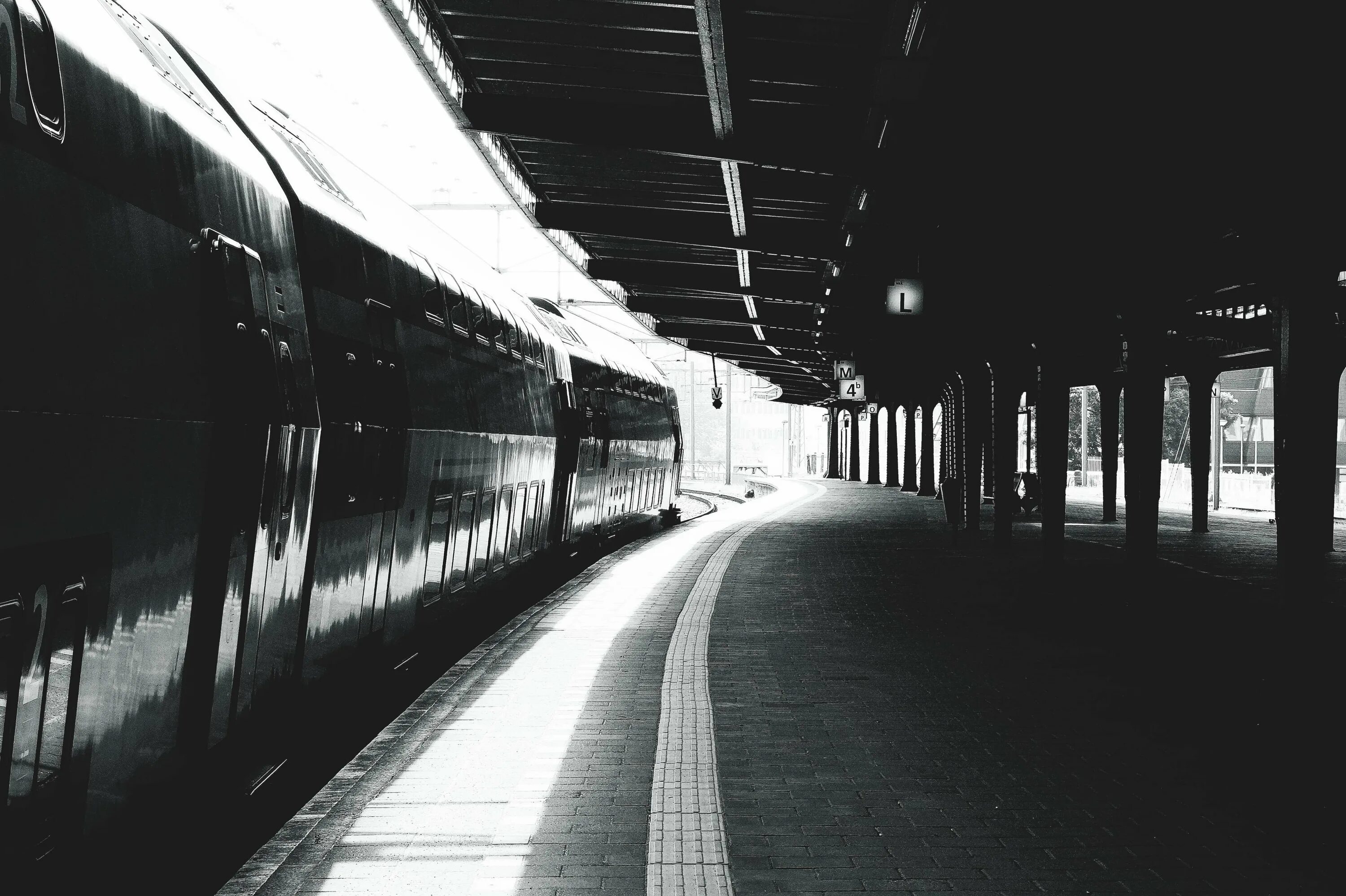 Поезд черно белый. Черный поезд. Вокзал черно белый. Поезд Эстетика. Включи следующая станция песня