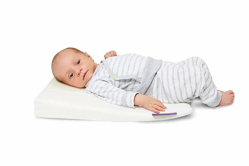 Какую подушку ребенку 3. Traumeland подушка для новорожденных. Traumeland позиционер для сна. Подушка для новорожденных с наклоном. Матрас с наклоном для новорожденных.