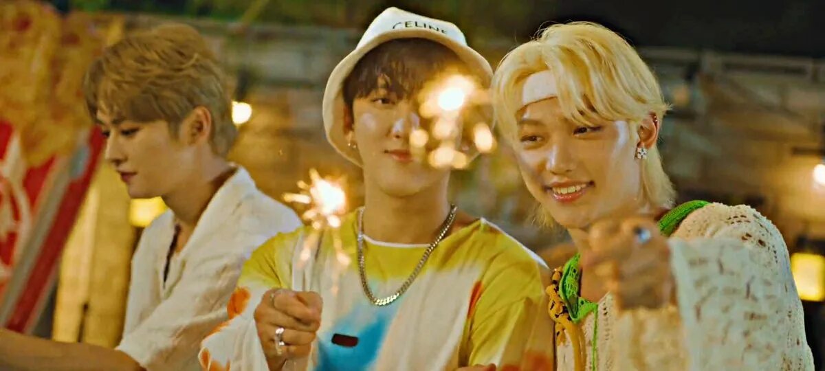 Stray kids бан чан. Хан джисон. Stray kids lee know песня. Минхо stray kids убийственный взгляд. Stray kids lee know рыжий.
