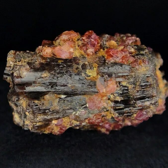 хризоберилл александрит. пейнит. редкий камень пейнит. самый дорогой минерал в мире. пейнит драгоценный камень.