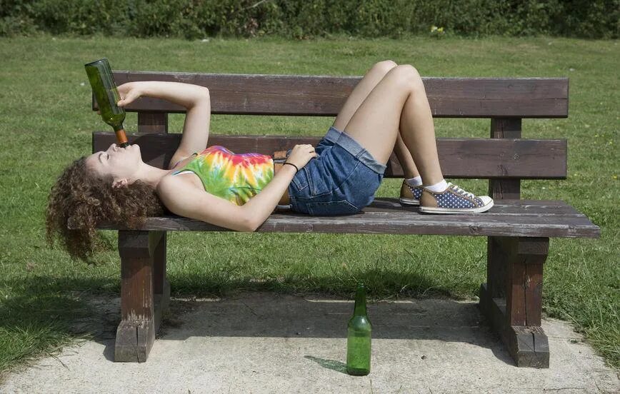 Девушка в подвале фотосессия. Пьяные худенькие. Мёртвые девушки в колготка. Девушки в колготках на улице. Пьяные девушки из соцсетей.