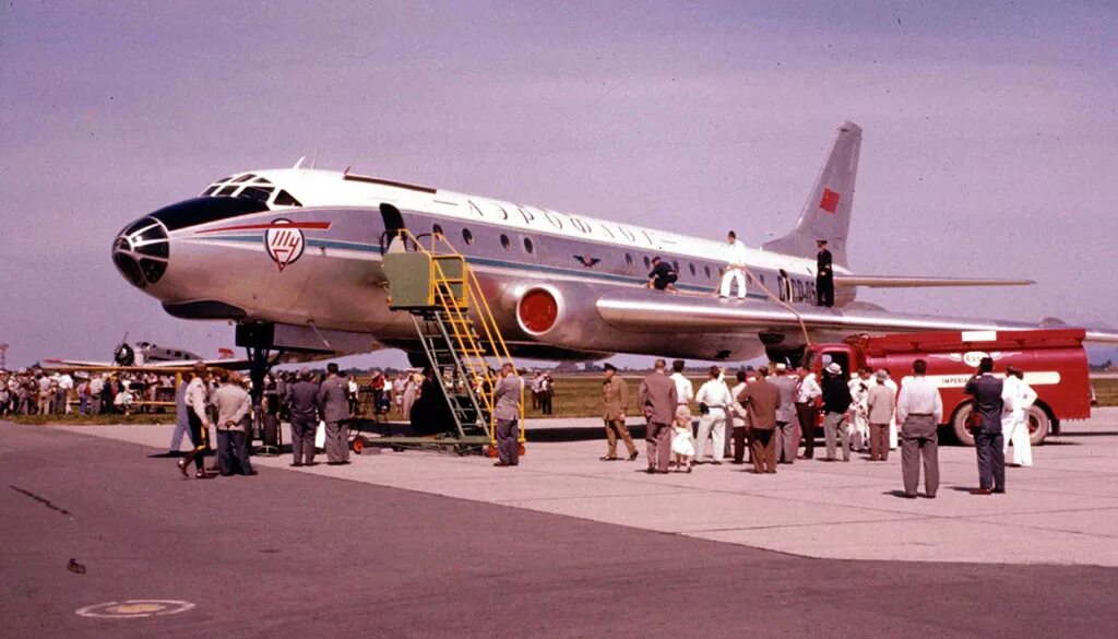 Первый пассажир самолета. Ту-104 пассажирский самолёт. Первый реактивный пассажирский самолет ту-104. Ту 104 1956. Ту-104 пассажирский самолёт СССР.
