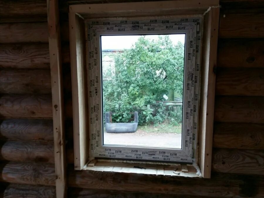 Окна ПВХ В деревянном доме. Пластиковые окна в деревенском доме. Пластиковые окна в бревенчатом доме. Окна на дачу. Пластиковые окна в старых домах