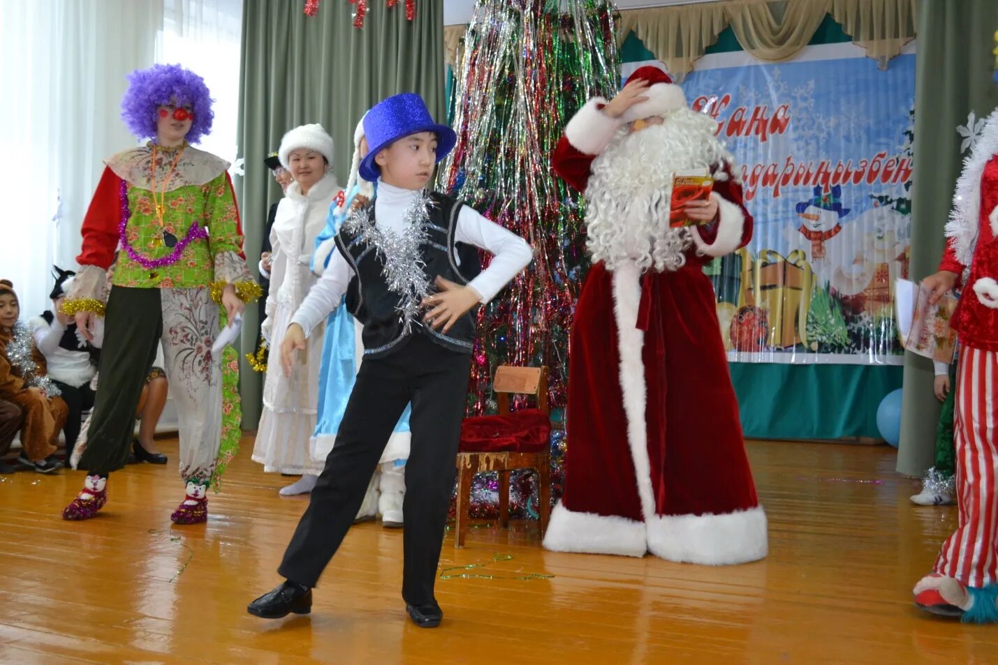 Новогодний сценарий для коллег. Новогодняя сценка. Детские новогодние сценки. Сценка на новый год в школе. Цирковое представление на утреннике.