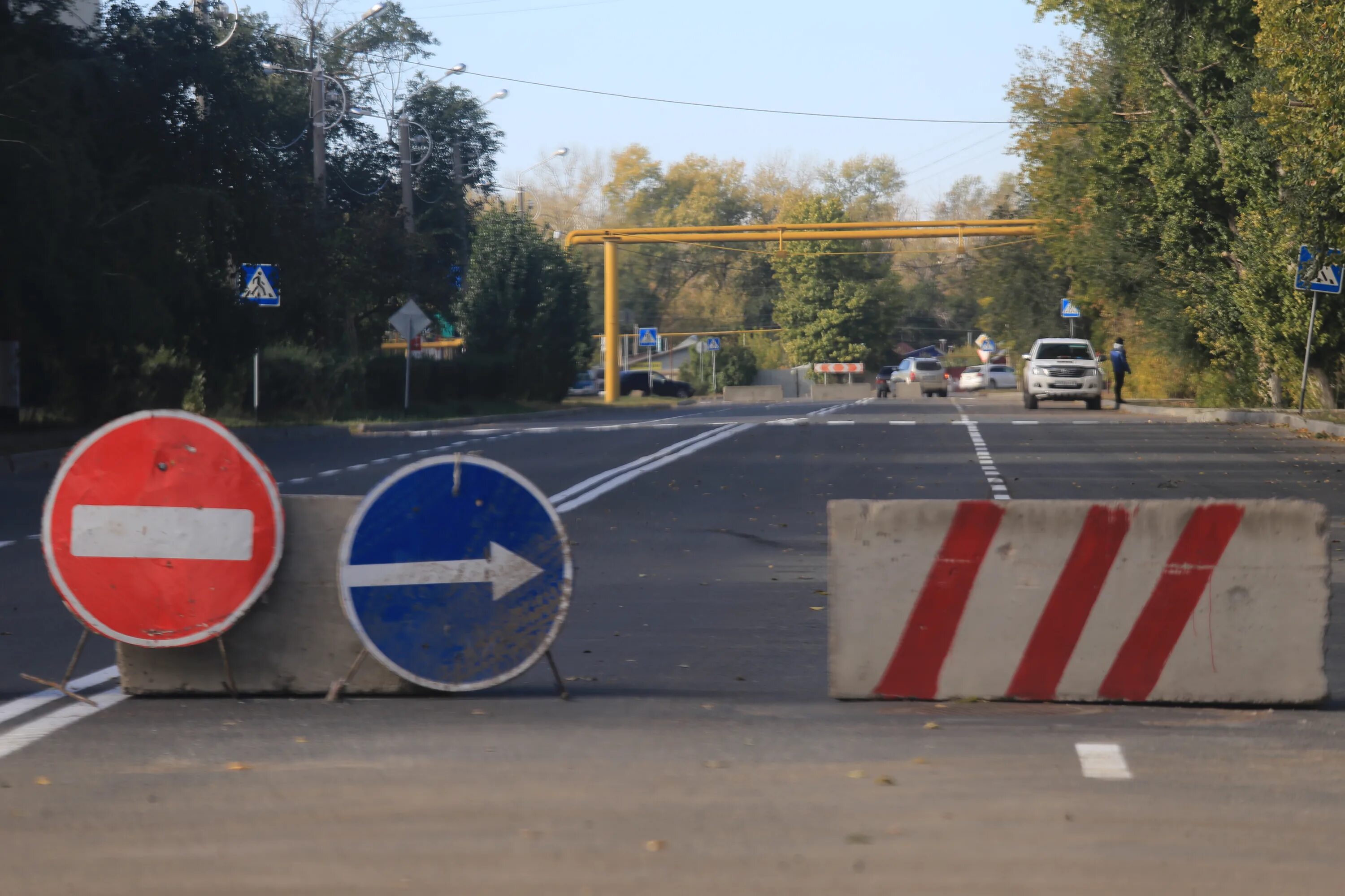 Дорога перекрыта. Загородить дорогу. Перекрытие дороги. Закрытая дорога. Почему перекрыта красная