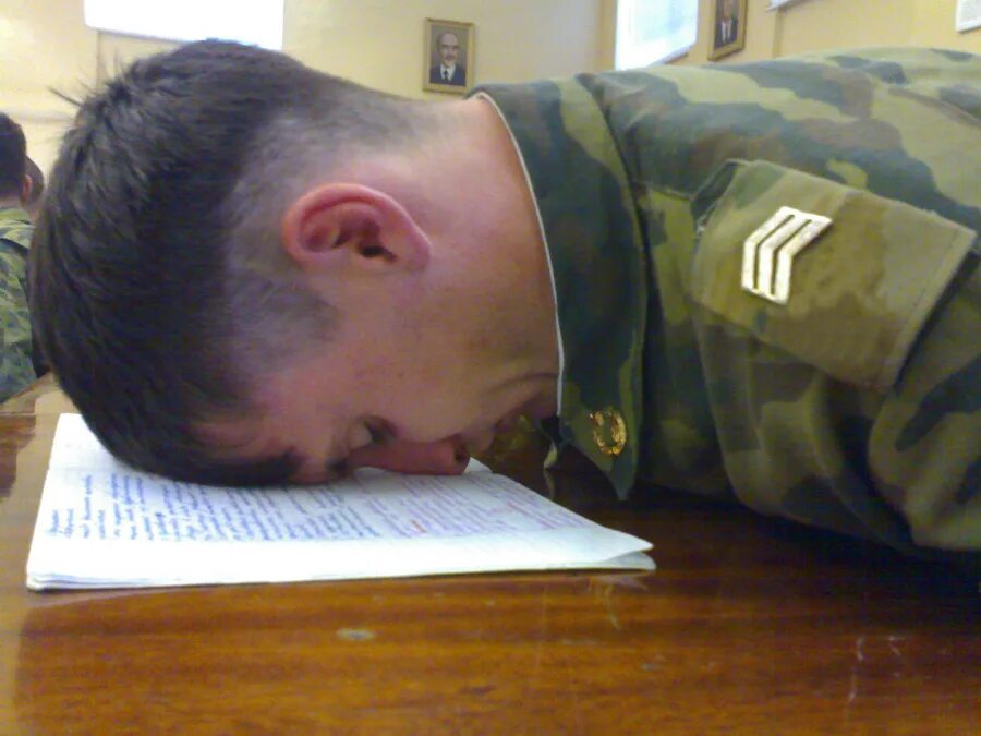 Офицер рф. Солдаты отдыхают. Мужчина военный. Палатки в армии. Солдат в траве.